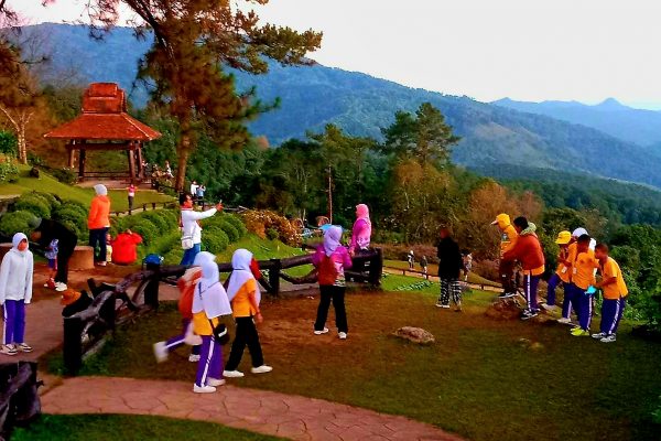 นักท่องเที่ยวแห่ชมวิวดอยหลวงเชียงดาวที่ห้วยน้ำดัง