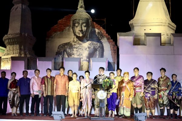นายก อบจ.พิษณุโลก อุดหนุนงบ 2.5 ล้านบาท จัดการแสดง แสง เสียง ละครอิงประวัติศาสตร์ “เทิดพระเกียรติสมเด็จพระนเรศวรมหาราช” พร้อมร่วมแสดงเป็นองค์สมมติสมเด็จพระนเรศวรมหาราช